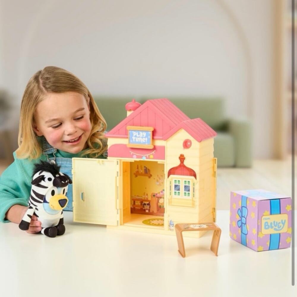 Bluey Play Date Plush Surprise House Set with Plush & Stickers Playset‎ NEW - Picture 2 of 15